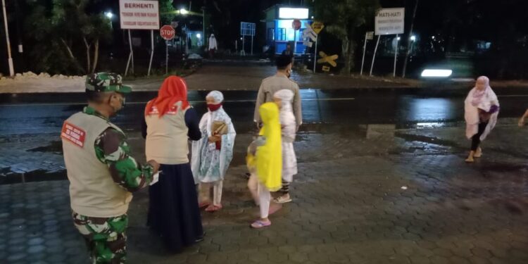 Bagi- Bagi Masker Satgas Covid-19 di Awal Bulan Ramadhan